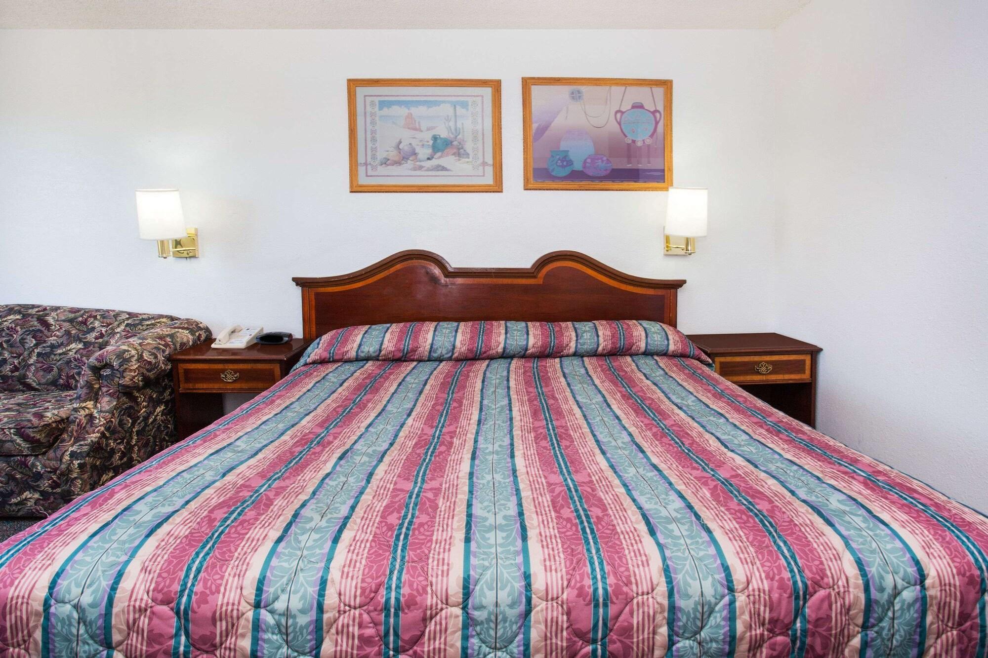 Super 8 By Wyndham Limon Hotel Bagian luar foto