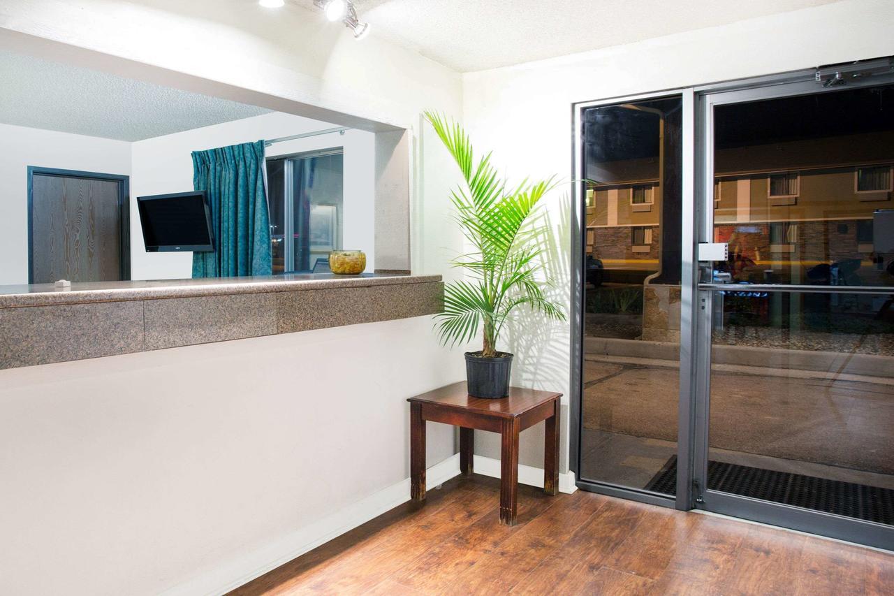 Super 8 By Wyndham Limon Hotel Bagian luar foto